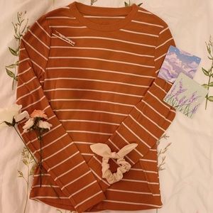 ⭐️orange and white knit shirt